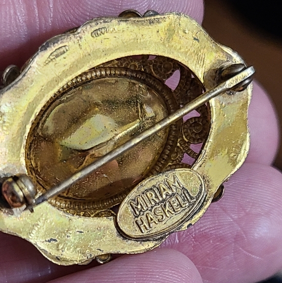 Vintage Miriam Haskell brooch pearl gold ornate filigree signed pin Victorian st - Picture 2 of 7